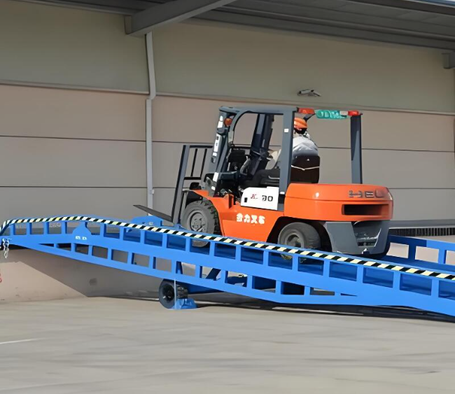 阿拉尔移动式卸货平台（叉车用）